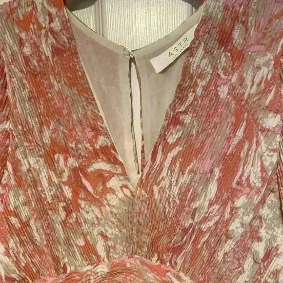 Anthropologie ASTR , NEW medium, peachy orange pink and cream colors feminine - Picture 11 of 14